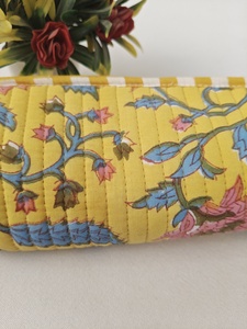 Trousse de maquillage matelassée en coton imprimé à la main avec des motifs floraux indiens, écologique, durable, fermeture éclair pour les voyages, la papeterie - Product Image 6