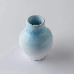 แจกันดอกไม้เซรามิกสไตล์มินิมอลเคลือบสีฟ้าไล่เฉดแบบนุ่มนวล รูปทรงศิลปะขนาดกะทัดรัด เหมาะสำหรับตกแต่งชั้นวางของและโต๊ะทำงานสไตล์โมเดิร์น - Product Image 1