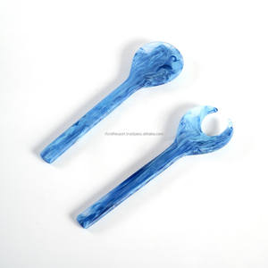 Ensemble de service à salade classique en résine rouge comprenant une cuillère à soupe et des ustensiles de cuisine pour mariage - Product Image 3