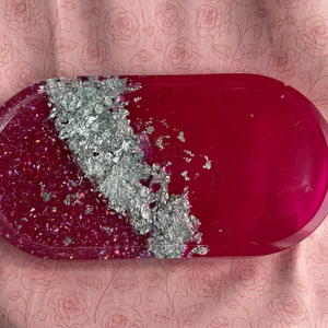 Plateau en résine rose translucide avec accents de feuilles d'argent et paillettes, plateau à bijoux ovale en résine - Product Image 1