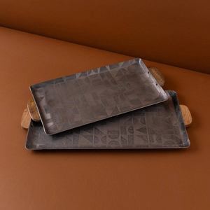 Ensemble de plateaux de service en métal argenté avec motifs géométriques et poignées en bois, créant une pièce d'appoint magnifique pour la décoration intérieure. - Product Image 1