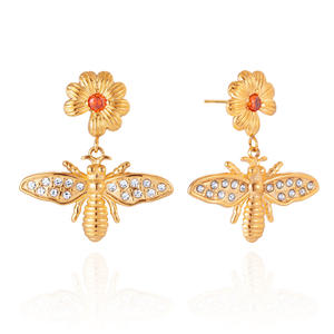 Modernos Pendientes de Acero Inoxidable Chapados en Oro de 18K con Diseño de Abeja, Margarita y Circonitas, Joyería de Abeja - Product Image 1
