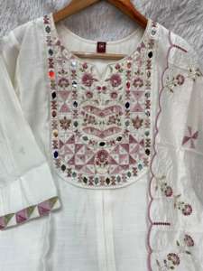 Conjunto Kurti Pantalón Dupatta de Seda de Mango Pura con Encanto Atemporal y Auténtico Trabajo de Espejo - Product Image 1