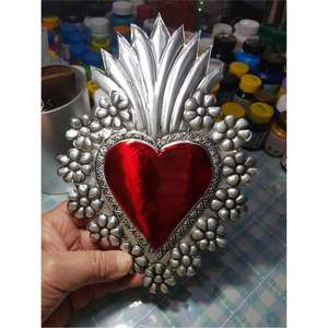 Sculpture murale artisanale en argent et étain, Cœur Sacré, plaque florale en forme de cœur rouge, décoration religieuse d'art populaire mexicain - Product Image 1
