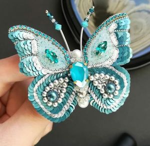 MD HANDICRAFTS Broche brodée à la main avec perles, design personnalisé, artisanat raffiné pour les occasions de mariage des enfants et des femmes - Product Image 2