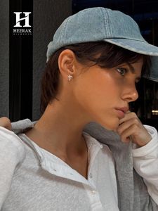 Pendientes de Aro con Diseño de Cruz de Oro de 14K y Diamantes, Fabricante de Joyería Fina de Lujo - Product Image 2
