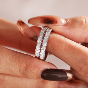 Anillo de Oro Blanco Sólido de 14K con Diamante Cultivado en Laboratorio de Corte Princesa de 2mm Personalizable, Lujoso Anillo de Boda de Media Eternidad con 11 Piedras en Canal - Product Image 1