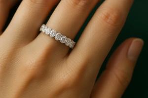 Anillo de boda de eternidad completa con diamante ovalado cultivado en laboratorio en oro blanco de 14 quilates, anillo apilable para regalo nupcial - Product Image 5