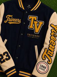 Chaqueta Varsity Premium Personalizada para Hombre, Chaqueta de Béisbol con Letras Bordadas, Mangas de Cuero y Cierre de Botones - Product Image 3