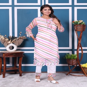 Ensemble Kurta Traditionnel Élégant NIYANI en Viscose Blanche à Séchage Rapide avec Dupatta à Rayures Pastel et Imprimé Floral pour Mariage Estival Frais et Tenue Ethnique - Product Image 2