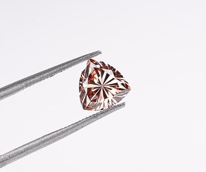 Diamant de laboratoire taille trionnelle fantaisie champagne 1,09 carat certifié IGI, pierre en vrac pour la fabrication de bijoux (vente en gros) - Product Image 1