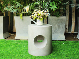 Table d'appoint extérieure minimaliste en béton avec découpe circulaire pour jardin ou terrasse - Product Image 1
