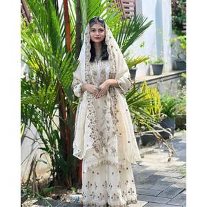 Ensemble de costume de fête XL avec broderie de zari et de paillettes pour un look élégant - Product Image 2