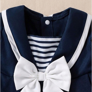 Vestido de fiesta náutico a rayas para niñas pequeñas con lazo decorativo, silueta en A sin mangas con mangas casquillo con volantes - Product Image 3