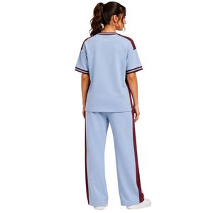 Conjunto de dos piezas informal personalizado para mujer, camiseta de manga corta azul polvo y pantalones anchos color borgoña, con contraste. - Product Image 2