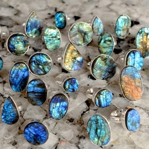 Support de bague artisanal en pierres précieuses de marbre, avec quartz druzy labradorite naturel et pendentif de mariage en métal plaqué pour mariage - Product Image 5