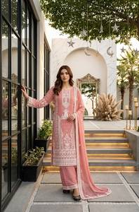 Ensemble prêt-à-porter en faux georgette avec broderie de créateur, travail de sequins et bordure en dentelle, comprenant un haut, un pantalon palazzo et un dupatta. - Product Image 1