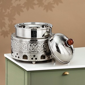 Plat à chafing rond moderne en acier inoxydable martelé, chauffe-plats avec base arabe embossée et bouton en bois pour buffet de mariage de luxe - Product Image 5