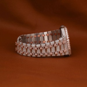 นาฬิกา Aurevail VVS Moissanite กระจกกันน้ำ คริสตัลโรสโกลด์ ตัวเรือนฝังเพชรเต็มตัว หน้าปัดสีดำ ตัวเลขโรมัน ขอบหน้าปัดแบบฟลูท หรูหรา - Product Image 3