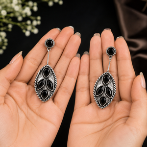 Boucles d'oreilles pendantes fantaisie bohèmes en laiton plaqué argent antique avec serti clos pour femme – Idéales pour toutes les occasions religieuses et les soirées - Product Image 3