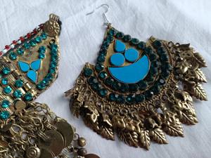 Elegantes conjuntos de joyería afgana en tono verde esmeralda con colgantes de monedas y pátina de plata antigua para un estilo vintage. - Product Image 4