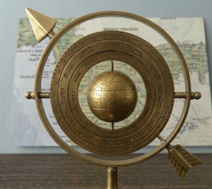 Globe armillaire céleste en laiton antique avec design de boussole à flèche, sculpture astronomique de bureau vintage - Product Image 3