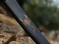 Hache de survie artisanale en acier au carbone, hache de bûcheron de qualité industrielle pour bricoleur, gravée Scorpion, manche en bois de hêtre, étui en cuir