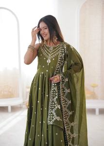 Ensemble de robe Anarkali en soie romaine de luxe, exporté d'Inde, avec un design élégant pour les mariages, les fêtes et les événements traditionnels, à vendre. - Product Image 5