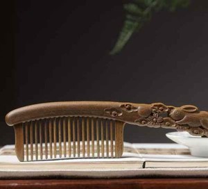 Peigne à cheveux en bois de santal en gros, antistatique, démêlant, pour salon et usage domestique, avec logo personnalisé, artisanat naturel en bois - Product Image 1