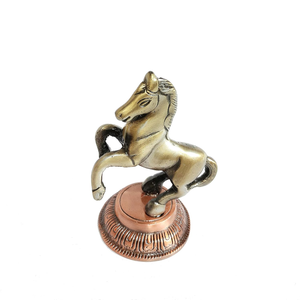 Escultura de Caballo Dorado Hecha a Mano, Elegante Pieza Decorativa para la Oficina y la Sala de Estar - Product Image 2