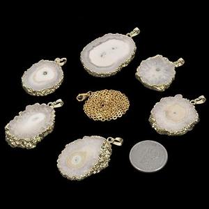 Pendentif en quartz druzy blanc naturel plaqué or avec pierre de cristal sertie pour la fabrication de bijoux et colliers - Product Image 2