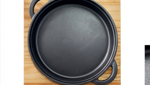 Plato de Hierro Fundido con Base Redonda de Madera y Acabado Rústico, Ideal para Servir y Cocinar Comida Deliciosa, Utensilio de Cocina - Product Image 3