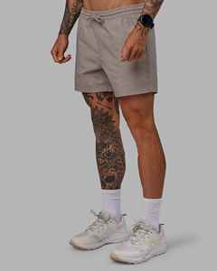 Shorts en polyester tissé gris uni personnalisés pour hommes, séchage rapide, taille mi-haute, cordon de serrage, style décontracté avec poches, vente en gros OEM - Product Image 4