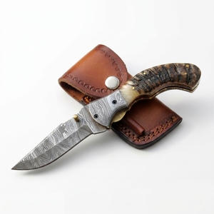 Couteau pliant en acier Damas avec manche en corne de bélier courbé, étui en cuir pour ceinture, couteau de poche pour la chasse et le camping, fabriqué par le fabricant - Product Image 1