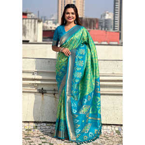 Sari Patola en soie douce verte Pista tissé avec des fils Zari et des tissages contrastés pour vêtements indiens et pakistanais - Product Image 4