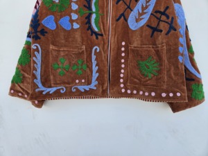 SHREE RADHA GOVIND EXPORTS Veste en velours imprimé brodée de fleurs Suzani pour femmes, chaude et respirante, printemps/automne/hiver - Product Image 5