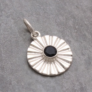 Pendentif rond en onyx noir naturel fait main en argent sterling 925, collier pendentif soleil éclatant pour femme - Product Image 1