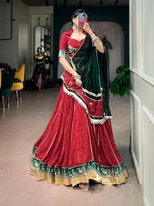 Ensemble de lehenga choli prêt-à-porter en georgette, entièrement cousu, avec imprimé foil Bandhej et dentelle Gota Patti, spécial Navratri. - Product Image 3