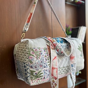 Floral Print Quilted Duffel Bag With Shoulder <b>Strap</b> Large Capacity Travel Weekender Bag Textile Material Zipper Closure - Product Image 2