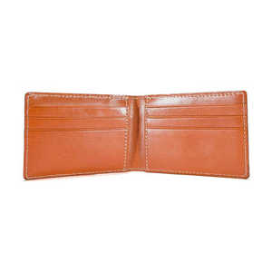 Cartera de cuero clásica diseñada con un material suave y duradero que proporciona un manejo cómodo para tarjetas, efectivo y monedas. - Product Image 4