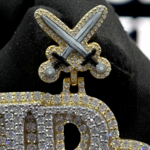 Pendentif personnalisé bicolore avec initiale, épée croisée, monogramme serti de pierres, breloque pour collier - Product Image 3
