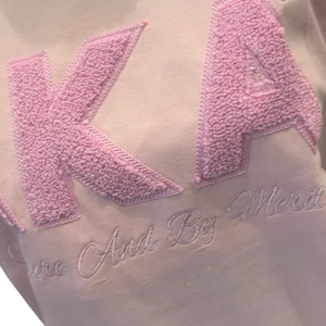 Camiseta AKA Pink Pink Chenille para mujer, camiseta con letras griegas bordadas y cuello de perlas, Top informal de cuello redondo de primera calidad, alta calidad - Product Image 3