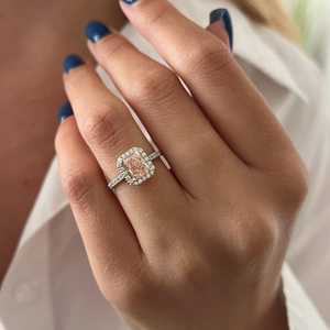 Bague de fiançailles unique en son genre, diamant rose intense fantaisie radiant allongé de 1 carat, cultivé en laboratoire, certifié IGI - Product Image 2