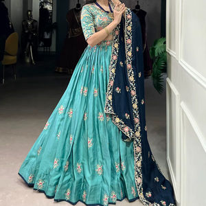 Lehenga Choli moderne en forme de A pour la saison des mariages, en soie, avec des paillettes, des fils brodés avec du tissu en toile, longueur au sol, style parfait - Product Image 1