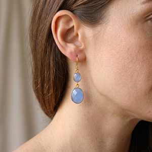 Pendiente de Calcedonia azul Forma ovalada Pendientes de latón chapados en oro de moda Pendientes de gota de Calcedonia al por mayor - Product Image 1
