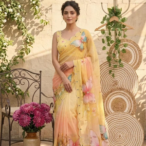 Sari indio de seda Teby suave y pura para mujer con hermosos detalles florales y bordado Moti hecho a mano, con un borde decorativo elaborado, en stock. - Product Image 1