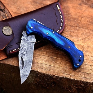 Couteau pliant artisanal de haute qualité en acier Damas avec manche en bois et étui en cuir – Vente en gros de couteaux de survie et de camping - Product Image 1