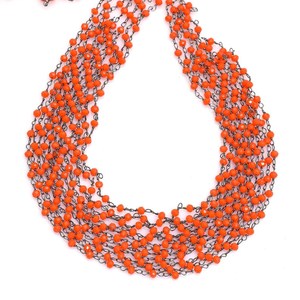 Chaîne de chapelet en corail rouge hydro, perles rondes facettées de 3 mm, fil de métal gris fusil enroulé, rouleau en vrac pour la fabrication de bijoux - Product Image 1