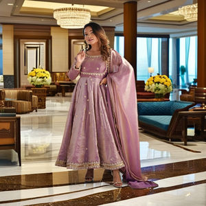 Ensemble de robe de soirée haut de gamme en soie Fandy avec travail de broderie et de paillettes - Product Image 3