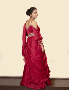 Elegante Vestido Rojo de Crepé con Hombros Descubiertos, Largo hasta el Suelo, Estilo Étnico, con Bordado y Volantes en el Bajo, Silueta Ajustada, Materiales Reciclados - Product Image 1